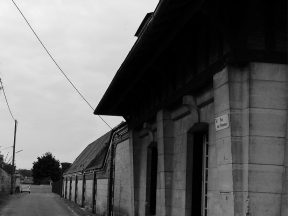 Une rue près du Château de Cuts.