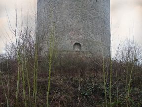 Le donjon et son ciel menaçant.