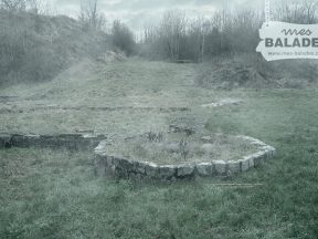 La collégiale sous la brume.