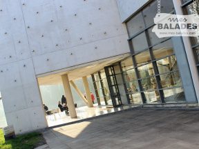 L’extérieur du café.