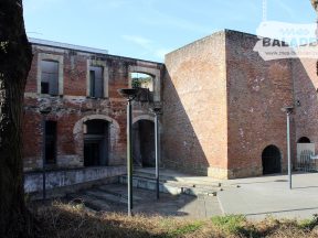 A l'entrée du château.