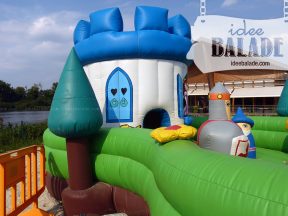 Aire de jeux gonflable.