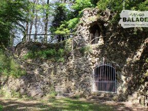 La grotte de Lourdes.
