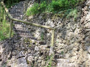 L'escalier de la grotte.