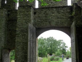 La porte côté cour.