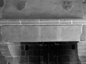 Cheminée et crucifix.