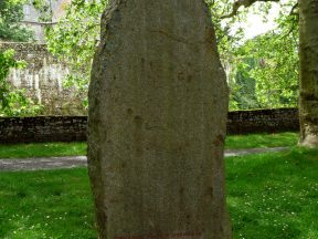 Stèle de dos.