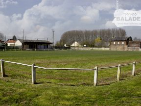 Le terrain de football.