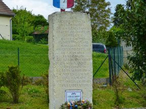 Stèle commémorative.