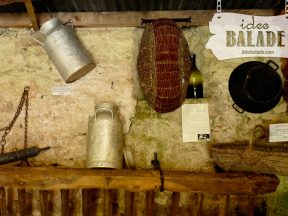 Les bidons de lait et les paniers.