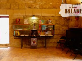 Intérieur de la librairie.