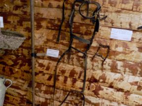 La faux et le bride à cheval.