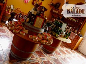 Les camemberts et les bouteilles d'alcool Normand.