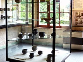 Vitrine de poteries.