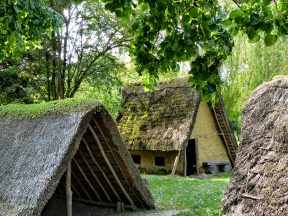 Cabane à 2 poteaux.