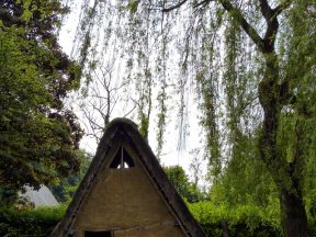 Cabane à 4 poteaux.