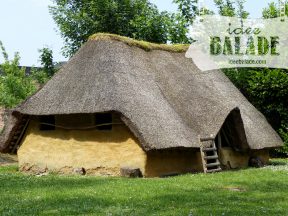 Cabane à 6 poteaux.