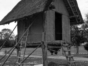 Grenier sur poteaux.