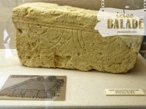 Pierre de cadre de sépulture.