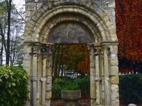 Le portail de l'église de Douchy.