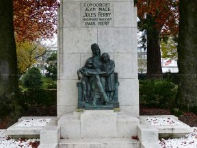 Le monument commémoratif.