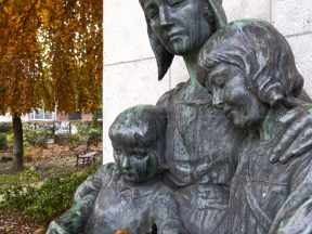 Monument du cinquantenaire de l’école laïque.